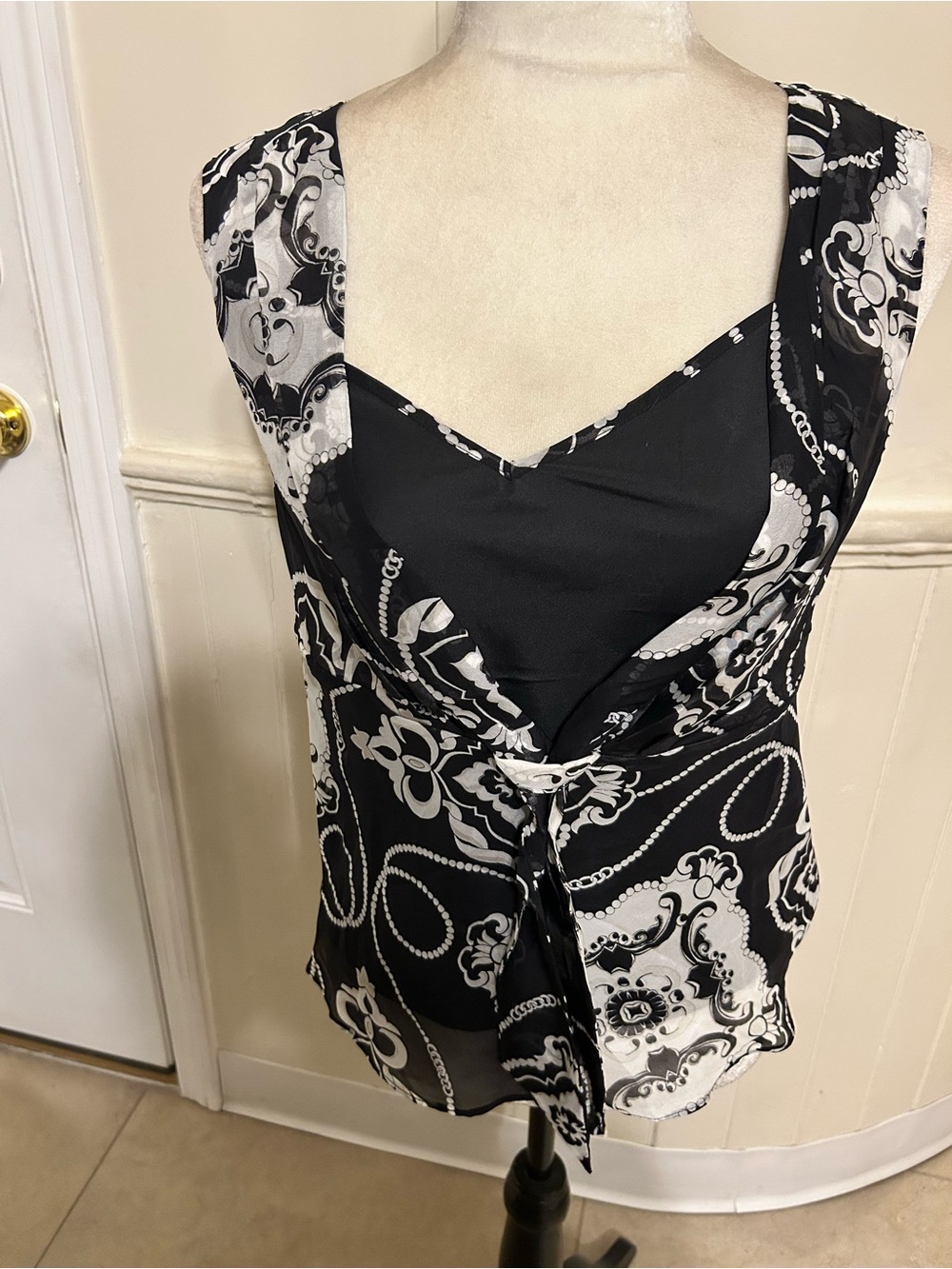 White House Black Market 100% Silk Baroque Chain Print Tie Front Top/Size XSMALL
